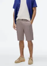 Bermuda de sarga modelo chino, color rosado, con cierre de botón y cremallera, bolsillos laterales y corte recto.