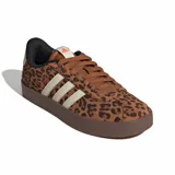 Championes Adidas modelo VL Court 3.0 con estampado animal print de leopardo. Presentan las icónicas tres bandas laterales en color crema, suela de goma marrón y cordones al tono.