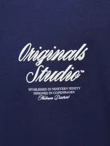 Remera de manga corta y cuello redondo con calce holgado, confeccionada en tejido de algodón. Presenta estampa pequeña en el pecho con la inscripción Originals Studio.