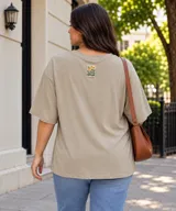 Remera manga corta de corte holgado, color beige, con cuello redondo y diseño liso.