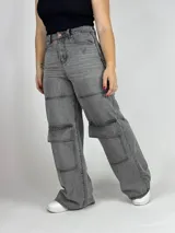 Pantalón gris de jean, corte wide leg, con bolsillos cargo laterales.