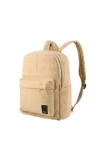 Mochila color beige con diseño acolchado tipo quilting y costuras horizontales, compartimento principal con cierre, bolsillo frontal con cierre y tirantes ajustables.