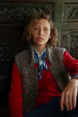 Chaleco tejido de punto en color taupe, con textura rústica y diseño sin mangas. Presenta un corte recto y abierto al frente, ideal para superponer sobre otras prendas.