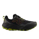 Championes de trail running New Balance modelo Hierro V9, color negro con detalles en verde lima y marrón. Presentan una suela Vibram de alto agarre, entresuela amortiguada y logo N en el lateral.