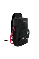 Mochila térmica negra con correa ajustable roja, marca Discovery. Presenta varios parches y estampados con motivos de aventura, incluyendo el lema "Make Your World Bigger".