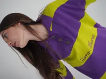 Sweater de punto con cuello polo y botones, a rayas horizontales color marrón y beige.