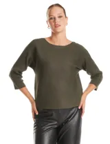 Buzo de silueta relajada confeccionado en tejido acanalado premium con caída fluida. Presenta cuello redondo, mangas tres cuartos estilo japonés y diseño liso.