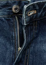 Pantalón de jean azul oscuro con tiro medio, diseño de corte recto, cinco bolsillos, presillas para cinturón y cierre frontal con botón y cremallera.