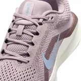 Championes de running Nike modelo Air Winflo 11, color negro con detalles en blanco. Presentan una parte superior de malla transpirable, logo lateral en contraste y entresuela con tecnología Air para mayor amortiguación.