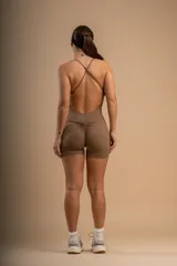 Enterito negro ajustado al cuerpo, con breteles finos y escote redondo.