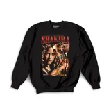 Buzo negro de cuello redondo y manga larga, con estampado frontal estilo vintage que presenta múltiples imágenes de la cantante Shakira y su nombre en letras grandes de color rojo.