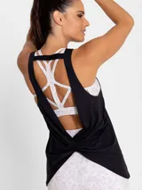 Musculosa deportiva negra con espalda rebajada y cuello redondo, confeccionada en tejido de secado rápido con calce regular.