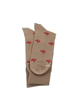 Medias de largo medio color marrón con estampado de autos rojos. Cuentan con tecnología de puño suave para mayor comodidad.