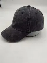 Gorro de béisbol negro con efecto lavado y visera curva.