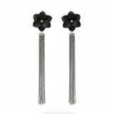 Caravanas colgantes con diseño de flor negra en resina con centro dorado, de la cual desciende una cascada de cadenas plateadas.