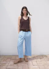Pantalón de corte recto y diseño crop, confeccionado en una mezcla de lino y viscosa. Cuenta con cintura elástica, dos bolsillos laterales y forro interior.