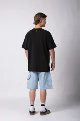 Remera de corte oversize confeccionada en algodón pesado, color azul grisáceo, con cuello redondo y bordado "HUMAN" en el centro del pecho.