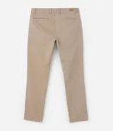 Pantalón de sarga para hombre, de corte recto y diseño básico. Cuenta con cintura fija con trabillas para cinturón, cierre frontal con cremallera y botón, y bolsillos laterales y traseros.