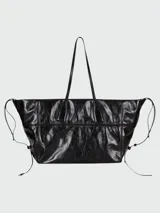 Bolso tote Balmain modelo Track Zip, confeccionado en cuero negro con acabado brillante. Presenta un diseño estructurado con cierre superior, doble asa de mano y correa de hombro ajustable y extraíble.
