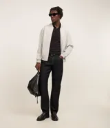 Campera tipo bomber masculina de color beige, con cuello, puños y ruedo acanalados. Presenta cierre frontal por cremallera, bolsillos laterales y acabado con tecnología repelente al agua.