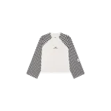 Remera de manga larga de Eme Studios, modelo Bishop Pearl, con cuerpo blanco y mangas largas con estampado ajedrezado en blanco y negro. Presenta cuello redondo y pequeño logo impreso en el pecho.