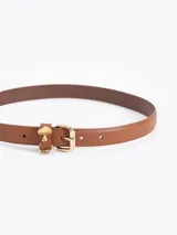 Cinturón de cuero vacuno flor liso color marrón, con hebilla dorada y aplique metálico de honguito y medialuna.