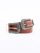 Cinto de cuero sintético color marrón con doble hebilla metálica plateada de estilo western con grabados florales y detalles de tachas metálicas.