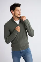 Campera tejida de punto en color verde militar, con cierre frontal completo, cuello elevado y ajuste regular. Presenta un diseño texturizado con logo bordado en el pecho y puños acanalados.