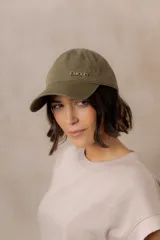 Gorra estilo baseball de algodón con efecto lavado en tono tostado y detalle de logo Peach metálico en el frente. Cuenta con visera curva y diseño regulable.