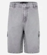 Bermuda de hombre en denim de algodón, modelo cargo, corte baggy y tiro medio. Presenta bolsillos laterales tipo cargo y cierre tradicional con botón y cremallera.