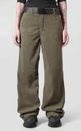 Pantalón recto de corderoy color verde militar, con bolsillos laterales y traseros, presillas para cinturón y cierre frontal con botón.