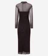 Vestido midi de tul con estampado sutil, de corte ajustado, cuello alto y mangas largas. Presenta un diseño con transparencias y forro interno parcial.