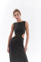Vestido midi largo de tejido con hilo lurex en tono marrón oscuro, sin mangas, con escote redondo y aberturas cut-out laterales en la cintura.