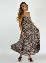 Solera larga de algodón con estampado animal print de leopardo, escote redondo y tirantes finos.