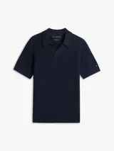 Chomba de punto Tommy Hilfiger color azul marino, con estructura de panal de abeja, cuello tipo polo sin botones y manga corta.