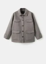 Chaqueta estilo overshirt de paño color gris, con cuello solapa, cierre frontal de botones oscuros, bolsillos con solapa en el pecho y bolsillos aplicados en la parte inferior.