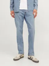 Jean de corte relajado y tiro alto con pierna recta, confeccionado en denim de tono azul claro con acabado stonewash. Presenta el clásico diseño de cinco bolsillos y cierre frontal con botones.