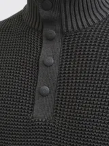 Sweater de punto en color gris oscuro, con cuello alto y medio cierre frontal con botones. Presenta mangas largas con puños acanalados y un diseño de textura en relieve.