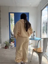 Pantalón deportivo de tiro alto con puños elásticos en los tobillos y bolsillos laterales.