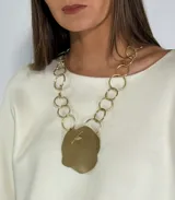 Collar dorado con cadena de eslabones circulares y dije irregular.