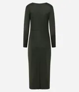 Vestido midi negro de manga larga, confeccionado en malla polyvelour, con cuello drapeado (degagê) y detalle de pliegues en la parte superior.