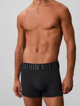 Pack de tres boxer briefs Calvin Klein de la colección Intense Power, confeccionados en mezcla de algodón y elastano. Presentan un diseño minimalista en color negro con cinturilla elástica distintiva que incluye el logo de la marca en diferentes colores.