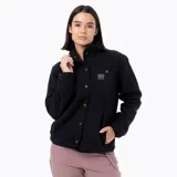 Campera polar sherpa de mujer en color negro, con cuello alto, cierre de botones a presión, bolsillos frontales con refuerzo en nylon y parche con logo de la marca en el pecho.