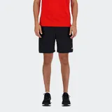 Short deportivo New Balance de 7 pulgadas, color negro, con tecnología NB DRY que absorbe la humedad y slip interior transpirable. Presenta un pequeño logo reflectante en el lateral derecho.
