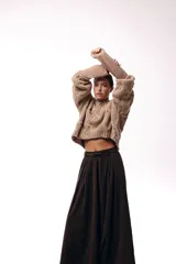 Sweater de tejido de punto grueso con diseño de rombos en relieve, cuello redondo y mangas largas amplias. Presenta una silueta relajada y holgada.