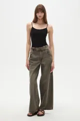 Pantalon de jean estilo baggy con tiro alto, de corte amplio y color gris con efecto desgastado.