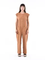 Mono largo color marrón, con cuello redondo, mangas cortas y cierre frontal con botones. Tiene bolsillos laterales y corte holgado.