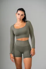 Short deportivo color verde oliva, de tiro alto y tejido acanalado.