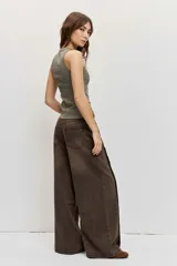 Jeans wide leg tiro medio de color marrón con efecto acid wash y costuras pespunteadas.