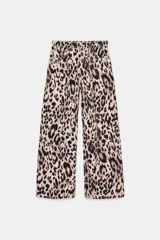 Jeans de tiro medio con diseño de cinco bolsillos, cierre frontal con cremallera y botón, y cintura con trabillas. Presenta un corte recto y largo completo con estampado animal print.
